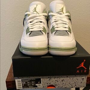 Preloved AirJordan 4 Retro shoes - White and Green with original box